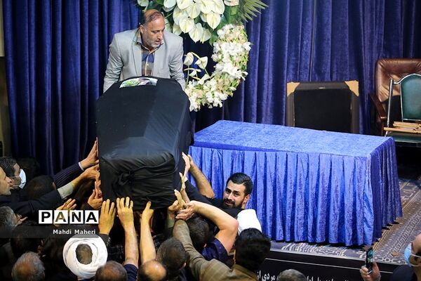 مراسم وداع با پیکر سید محمود دعایی در حسینیه جماران