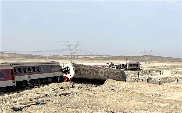 خروج قطار مسافربری طبس - یزد از ریل؛ 17 نفر جان باخته‌اند