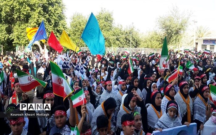 اجرای سرود سلام فرمانده توسط دانش‌آموزان شهرستان کازرون