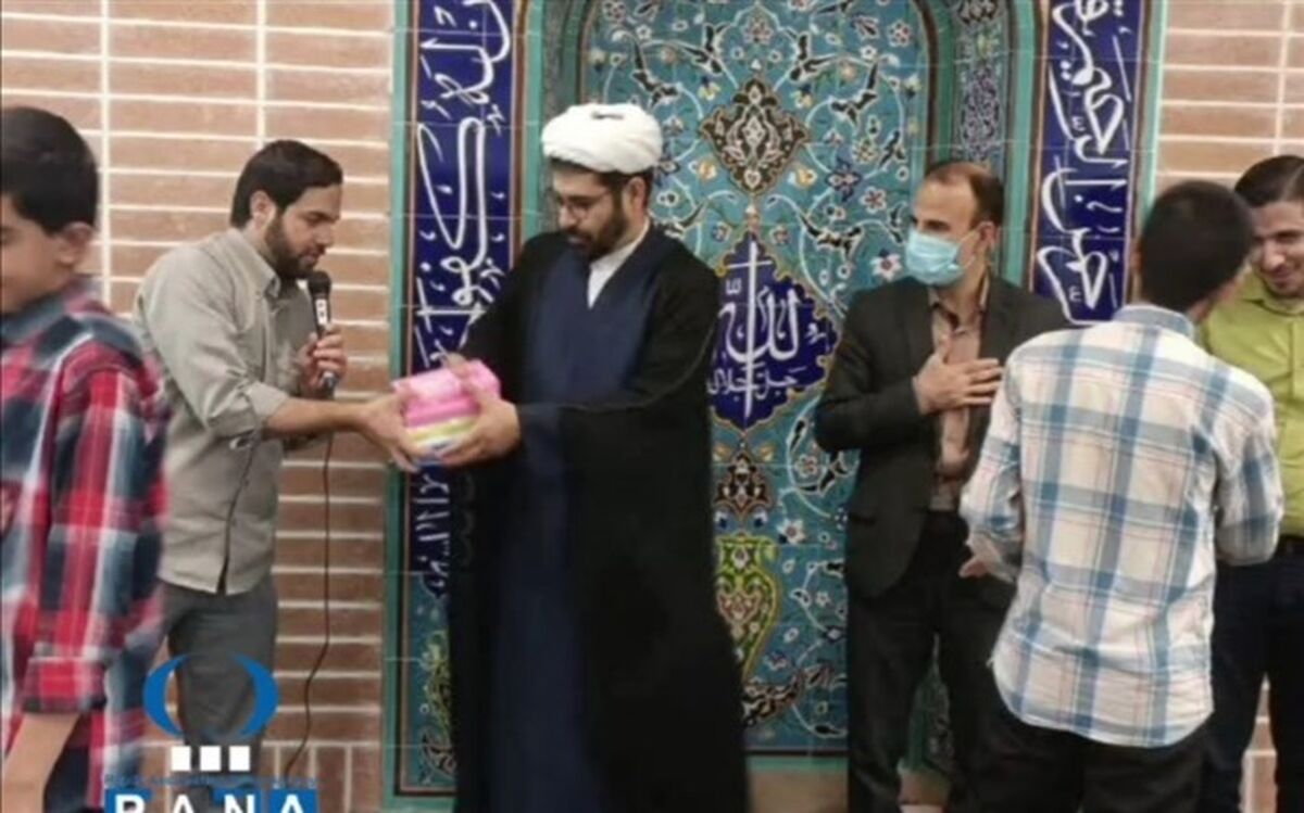 مراسم تقدیر از دانش‌آموزان برگزیده دبیرستان آیت‌الله ظاهری قم/فیلم