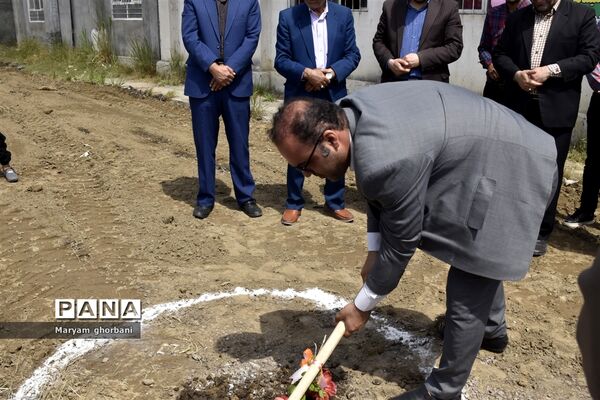 آیین کلنگ‌زنی چمن مصنوعی طرح شهید سلیمانی