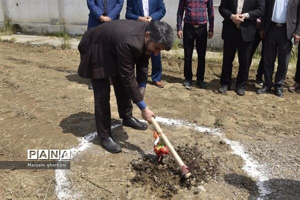 آیین کلنگ‌زنی چمن مصنوعی طرح شهید سلیمانی