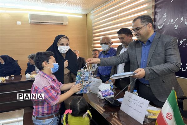 آیین تقدیر از خانواده‌های کوشا در جشنواره رنگین‌کمان ناحیه یک اهواز