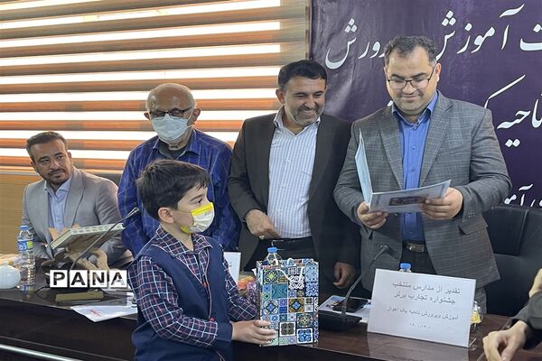 آیین تقدیر از خانواده‌های کوشا در جشنواره رنگین‌کمان ناحیه یک اهواز