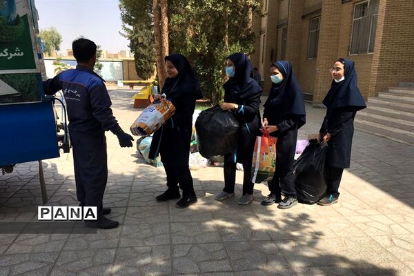 آموزش و فرهنگسازی تفکیک زباله در دبیرستان فرزانگان یزد