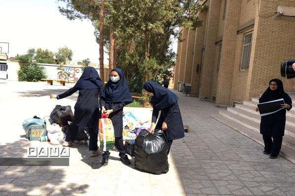 آموزش و فرهنگسازی تفکیک زباله در دبیرستان فرزانگان یزد