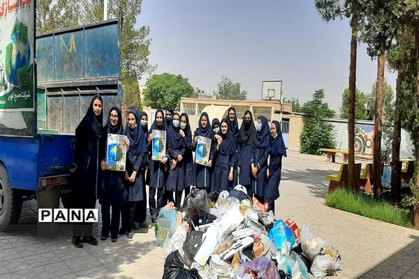 آموزش و فرهنگسازی تفکیک زباله در دبیرستان فرزانگان یزد