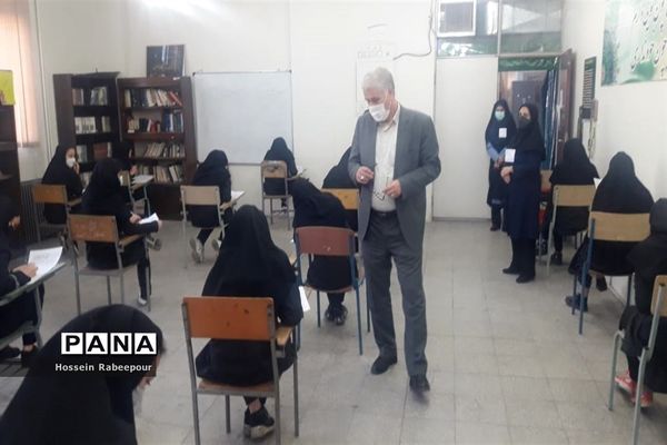 بازدید مدیر آموزش و پرورش منطقه 16 از حوزه‌های امتحانات نهایی 1401