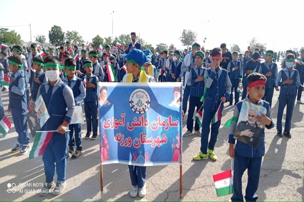 اجرای سرود سلام فرمانده توسط مدارس شهرستان ورزنه