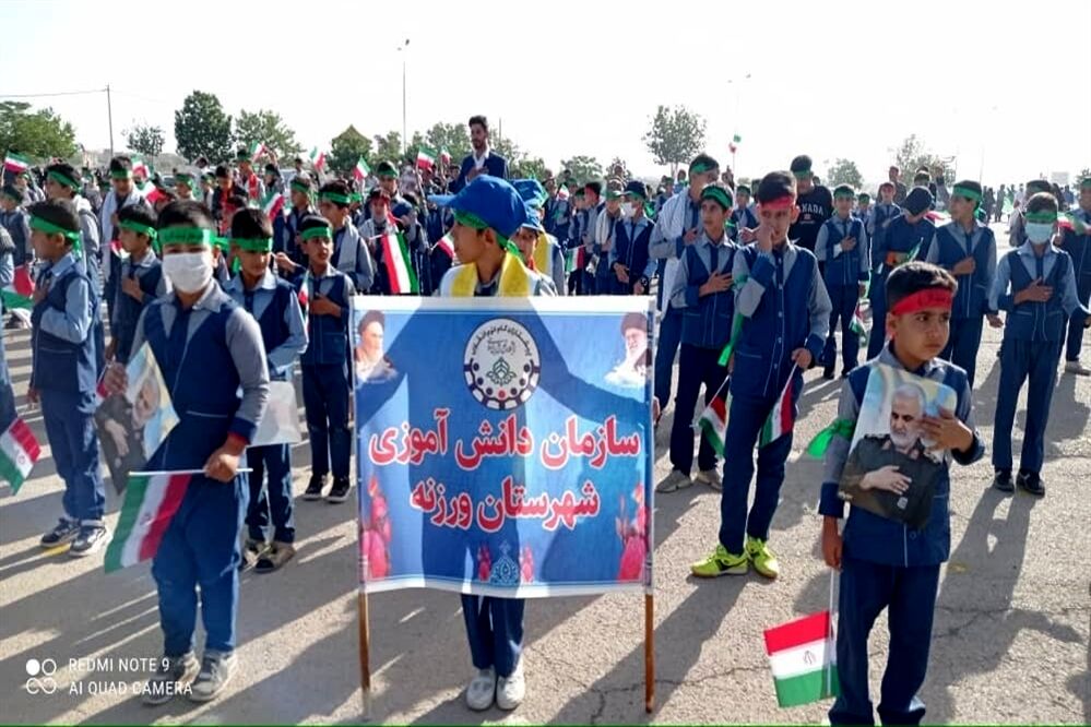 اجرای سرود سلام فرمانده توسط مدارس شهرستان ورزنه
