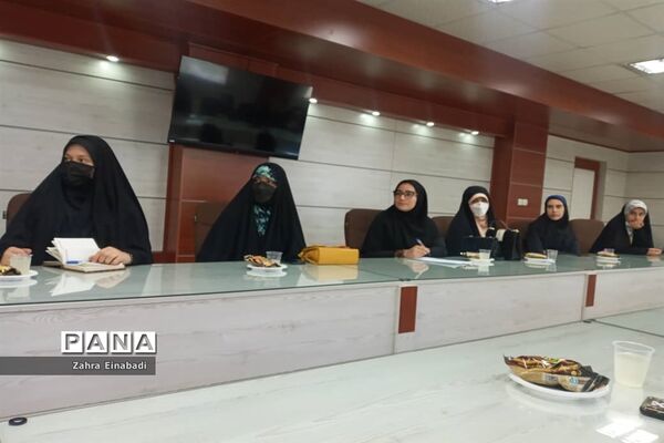 نشست سرپرست اداره آموزش و پرورش ملارد با  جمعی از نخبگان  دانش‌آموزی