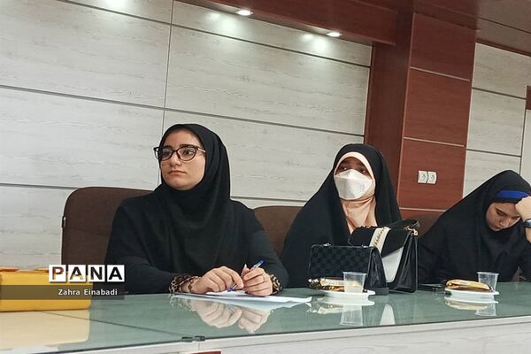 نشست سرپرست اداره آموزش و پرورش ملارد با  جمعی از نخبگان  دانش‌آموزی