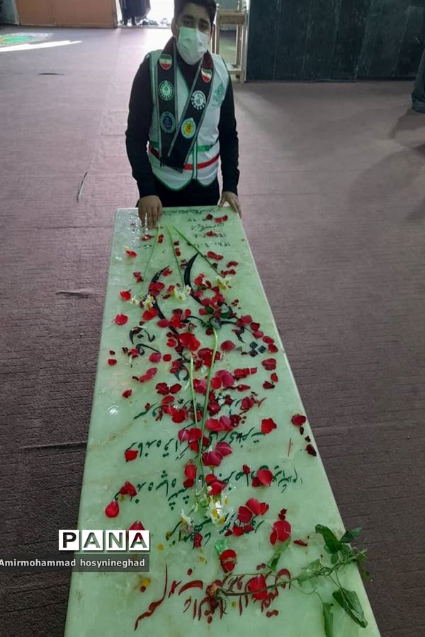 غبار روبی مزار شهدا توسط پیشتازان دبیرستان پسرانه شاهد خیبر