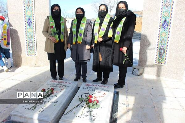 غبار روبی مزار شهدای گمنام توسط دانش‌آموزان پیشتاز شهر یاسوج به مناسب دهه بصیرت