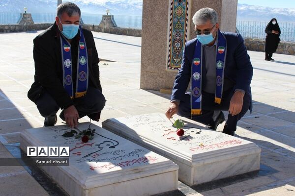 غبار روبی مزار شهدای گمنام توسط دانش‌آموزان پیشتاز شهر یاسوج به مناسب دهه بصیرت