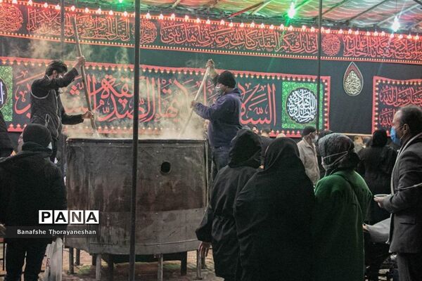 مراسم پخت و توزیع شله زرد به مناسبت سالگرد شهادت ام ابیها حضرت زهرا (س) در شیراز