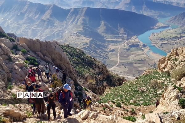 صعودگروه کوهنوردی کوهیاران مسجدسلیمان به کوه کمرو