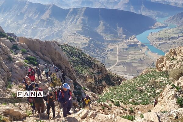 صعودگروه کوهنوردی کوهیاران مسجدسلیمان به کوه کمرو