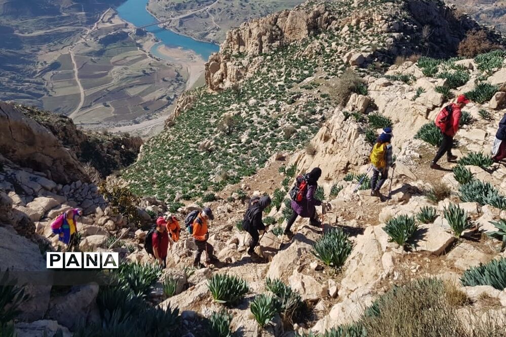 صعودگروه کوهنوردی کوهیاران مسجدسلیمان به کوه کمرو