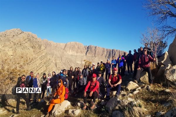 صعودگروه کوهنوردی کوهیاران مسجدسلیمان به کوه کمرو