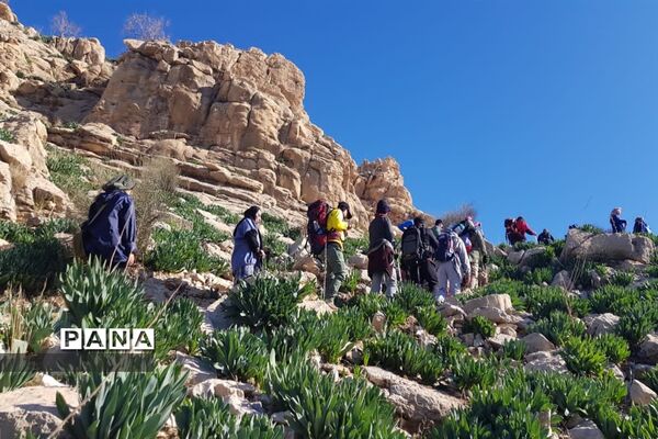 صعودگروه کوهنوردی کوهیاران مسجدسلیمان به کوه کمرو