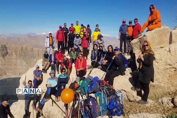 صعودگروه کوهنوردی کوهیاران مسجدسلیمان به کوه کمرو