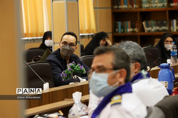 نشست مدیران سازمان دانش‌آموزی استان‌ها و مناطق شهر تهران با عوامل فیلم مرد نقره‌ای