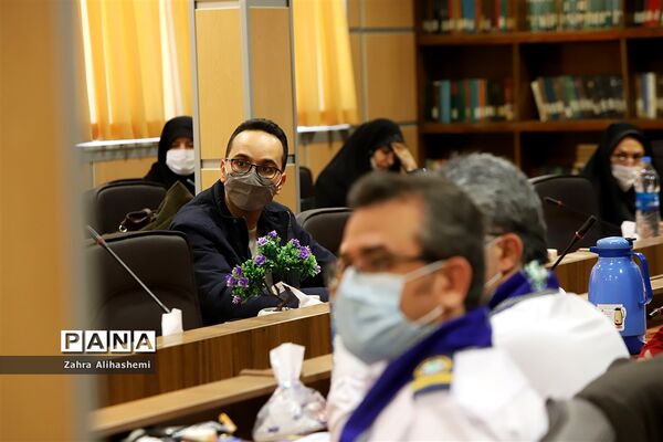 نشست مدیران سازمان دانش‌آموزی استان‌ها و مناطق شهر تهران با عوامل فیلم مرد نقره‌ای