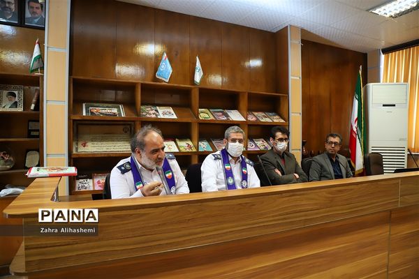 نشست مدیران سازمان دانش‌آموزی استان‌ها و مناطق شهر تهران با عوامل فیلم مرد نقره‌ای