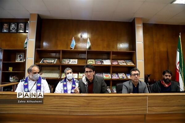نشست مدیران سازمان دانش‌آموزی استان‌ها و مناطق شهر تهران با عوامل فیلم مرد نقره‌ای