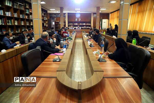 نشست مدیران سازمان دانش‌آموزی استان‌ها و مناطق شهر تهران با عوامل فیلم مرد نقره‌ای