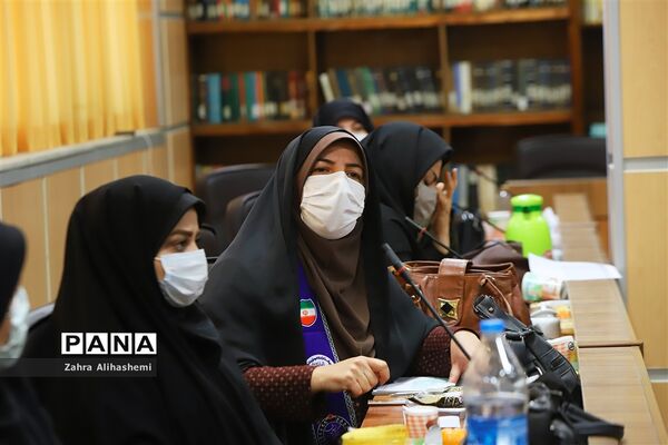 نشست مدیران سازمان دانش‌آموزی استان‌ها و مناطق شهر تهران با عوامل فیلم مرد نقره‌ای