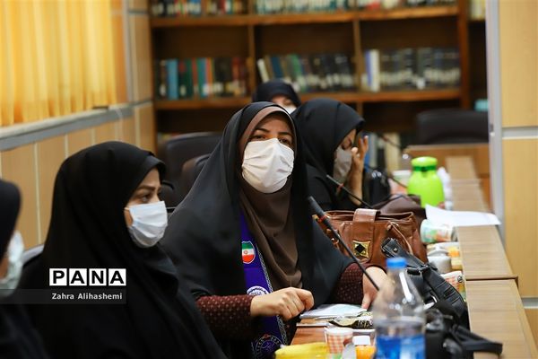 نشست مدیران سازمان دانش‌آموزی استان‌ها و مناطق شهر تهران با عوامل فیلم مرد نقره‌ای