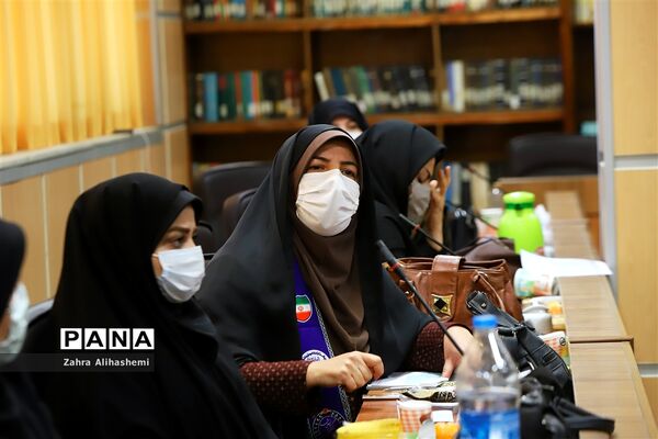 نشست مدیران سازمان دانش‌آموزی استان‌ها و مناطق شهر تهران با عوامل فیلم مرد نقره‌ای