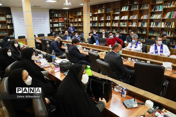 نشست مدیران سازمان دانش‌آموزی استان‌ها و مناطق شهر تهران با عوامل فیلم مرد نقره‌ای