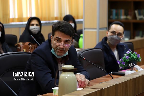 نشست مدیران سازمان دانش‌آموزی استان‌ها و مناطق شهر تهران با عوامل فیلم مرد نقره‌ای