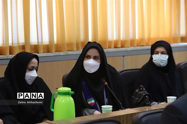 نشست مدیران سازمان دانش‌آموزی استان‌ها و مناطق شهر تهران با عوامل فیلم مرد نقره‌ای