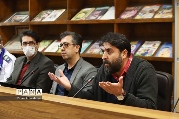 نشست مدیران سازمان دانش‌آموزی استان‌ها و مناطق شهر تهران با عوامل فیلم مرد نقره‌ای