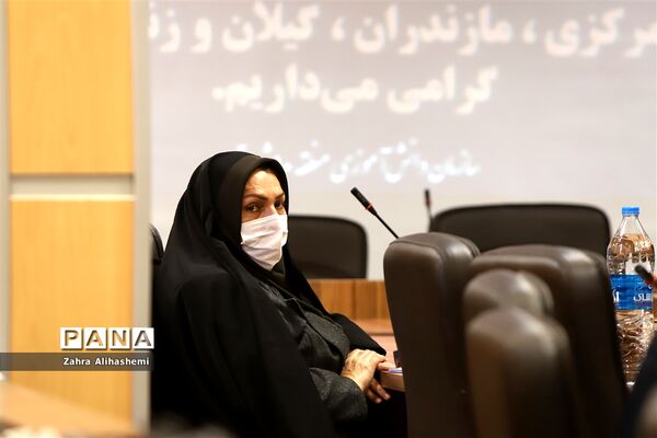 نشست مدیران سازمان دانش‌آموزی استان‌ها و مناطق شهر تهران با عوامل فیلم مرد نقره‌ای