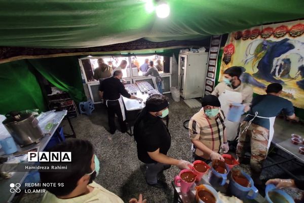 ایستگاه صلواتی؛ پخت و توزیع سمنو برای ۱۲۰۰۰ نفر