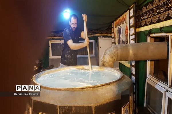 ایستگاه صلواتی؛ پخت و توزیع سمنو برای ۱۲۰۰۰ نفر