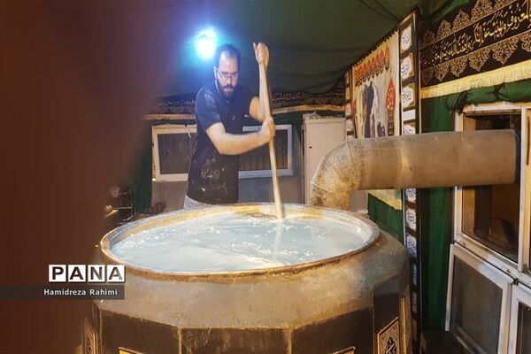 ایستگاه صلواتی؛ پخت و توزیع سمنو برای ۱۲۰۰۰ نفر