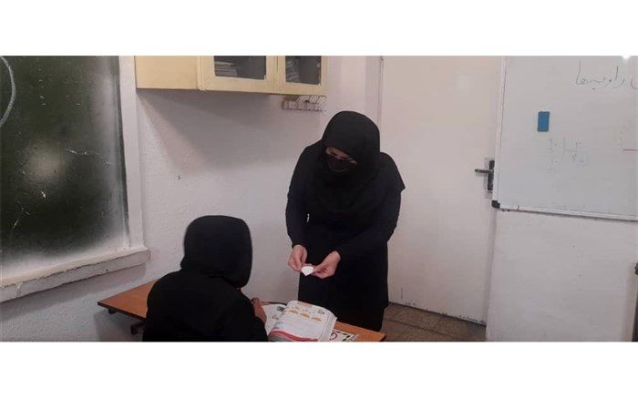 معلمی که از دانش‌آموزان خود مادرانه مراقبت می کند