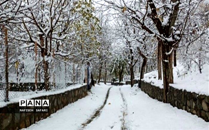 آغاز بارش برف و باران در جاده‌های  کوهستانی و انسداد راه‌ها