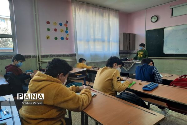 امتحانات حضوری  زیر سایه سنگین  کرونا در رودهن