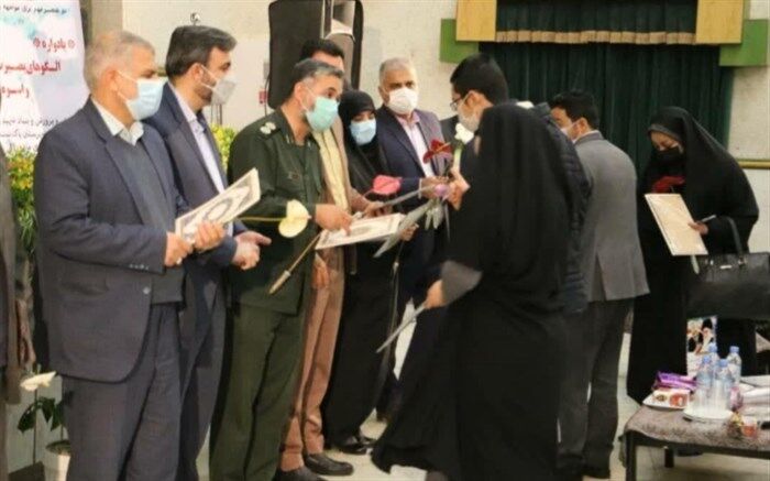 تجلیل از خانواده شهدای فرهنگی و دانش‌آموز پاکدشت
