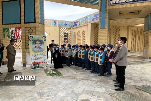 مراسم یادواره شهدا و طرح لاله‌های روشن دبستان شاهد ابرکوه