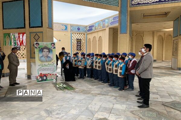 مراسم یادواره شهدا و طرح لاله‌های روشن دبستان شاهد ابرکوه