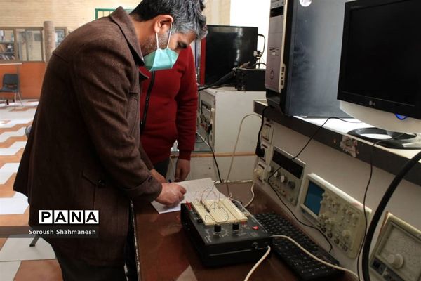 برگزاری امتحانات عملی رشته الکترونیک هنرستان فنی و حرفه‌ای معلم در شیراز