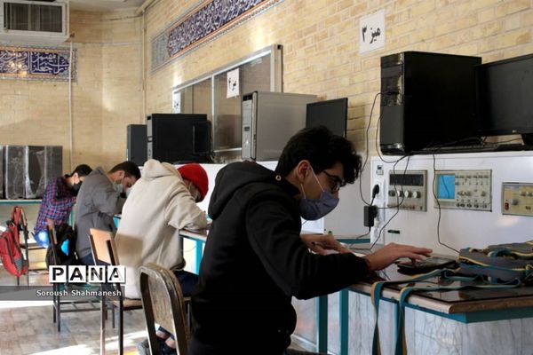 برگزاری امتحانات عملی رشته الکترونیک هنرستان فنی و حرفه‌ای معلم در شیراز